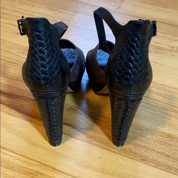 Elliott Lucca Sandal - Picture 5 of 5